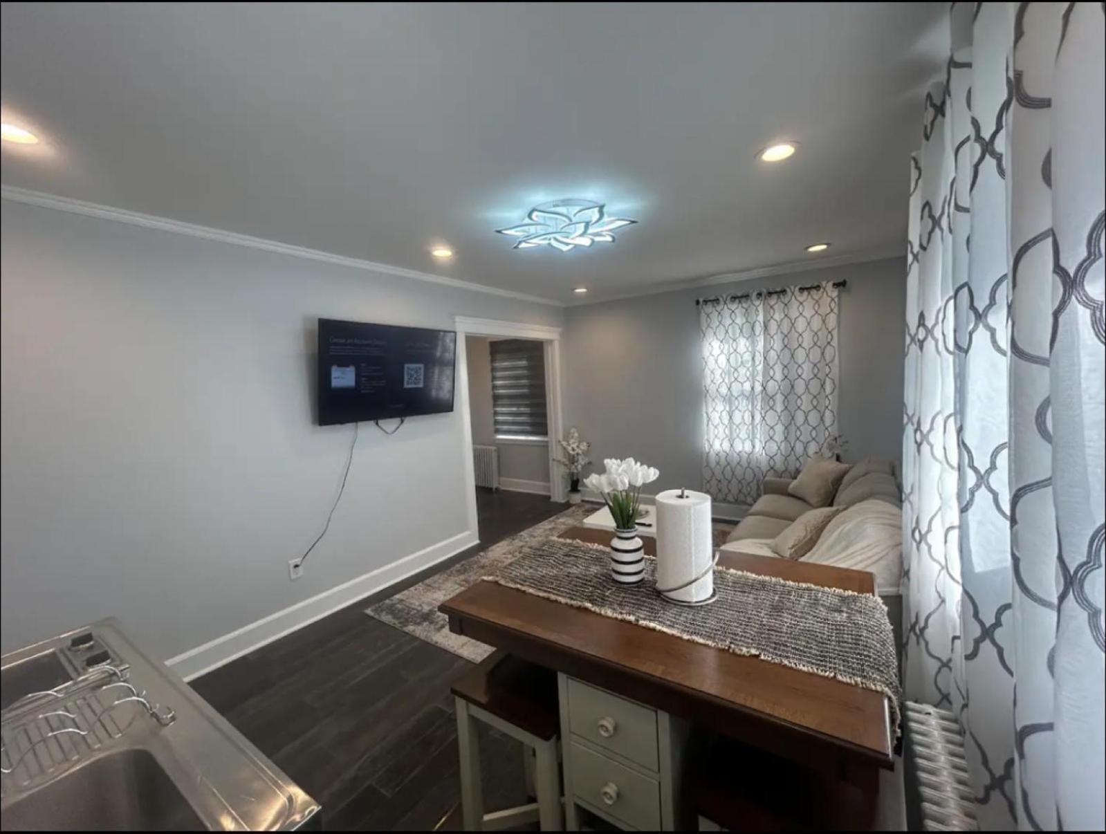 Private Suite In Huntington Station Екстериор снимка
